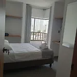 Cartagena-Bocagrande Apartamento luminoso, cómodo, moderno, ubicado en uno de los mejores sitios de Cartagena, a una cuadra de la playa , rodeado de diversos restaurantes, ideal para parejas, familias, amigos, planes de trabajo