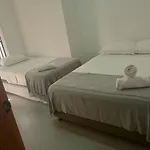 Cartagena-Bocagrande Apartamento luminoso, cómodo, moderno, ubicado en uno de los mejores sitios de Cartagena, a una cuadra de la playa , rodeado de diversos restaurantes, ideal para parejas, familias, amigos, planes de trabajo